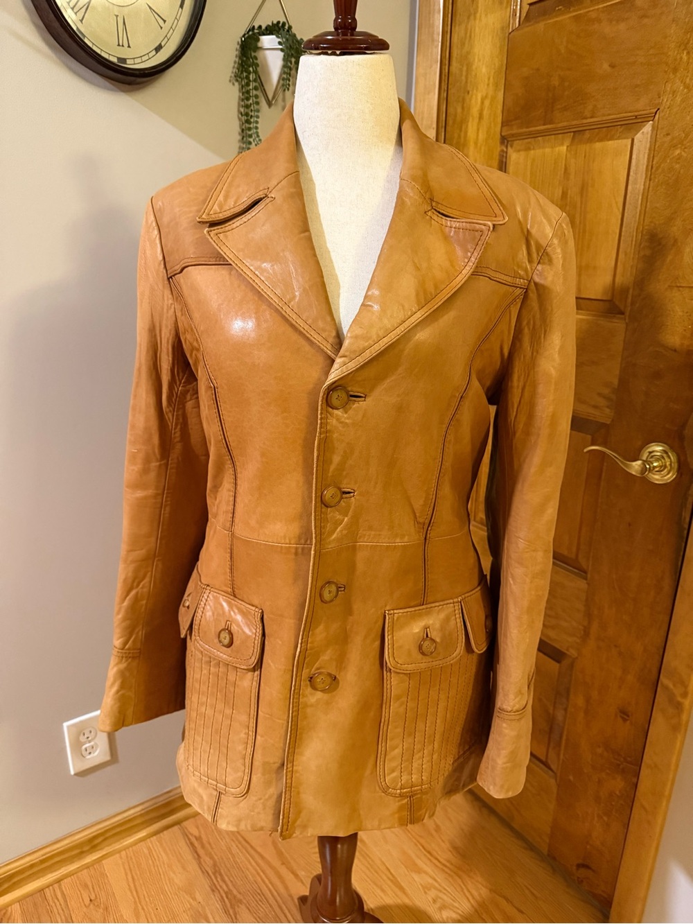 1970 Vintage Women's Tan Leather Button-Front Jacket Streetwear